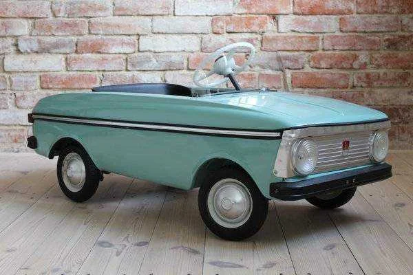 blue-moskvich-toy-pedal-car-1976-1.webp