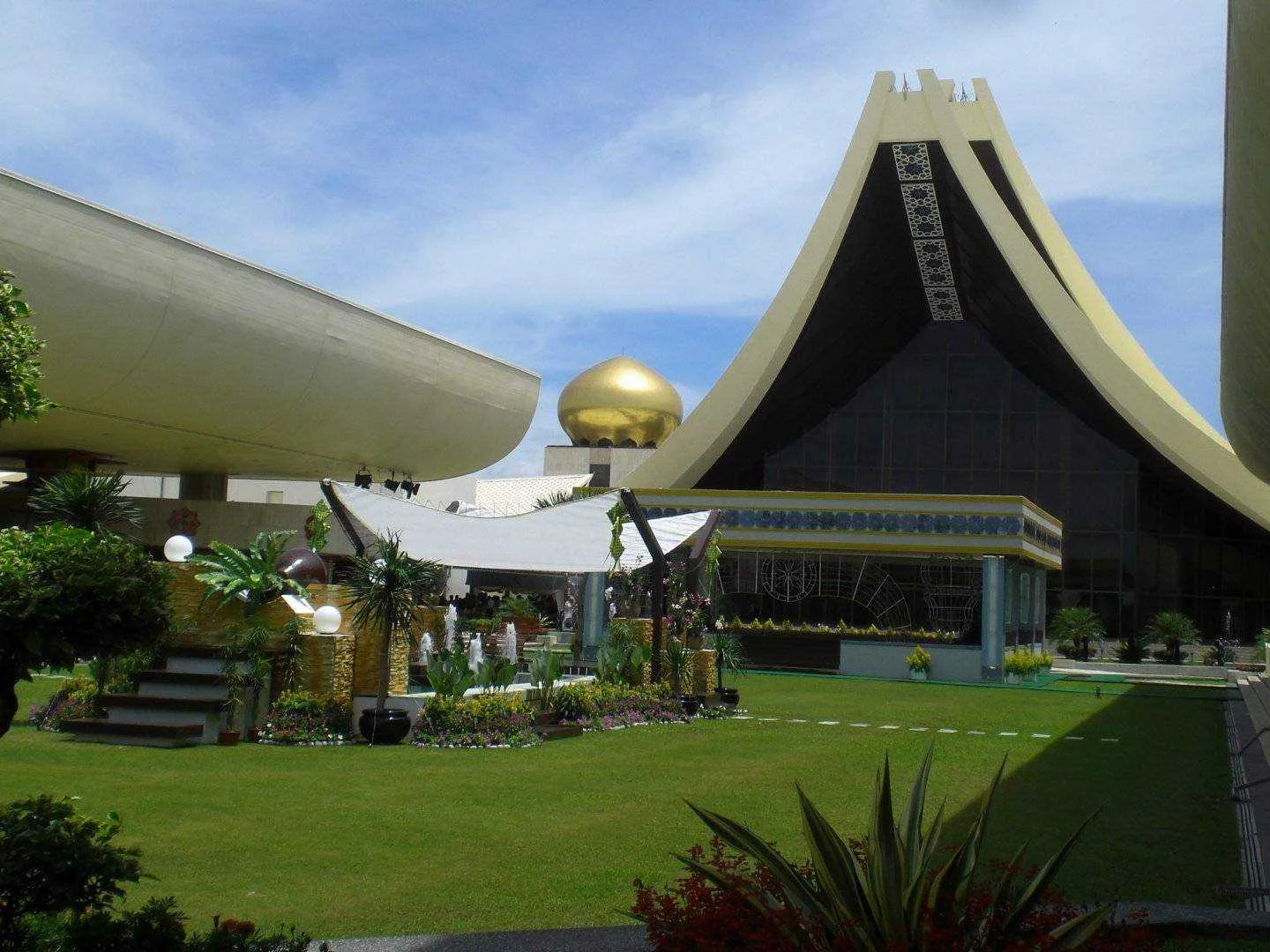 Istana-nurul-iman.webp