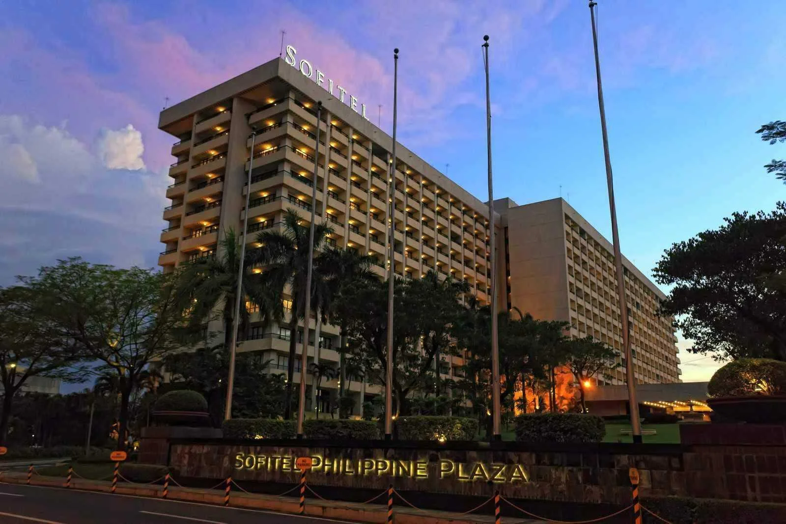 21-1976-leandro-locsin-sofitel-formerly-westin-philippine-plaza-hotel.webp