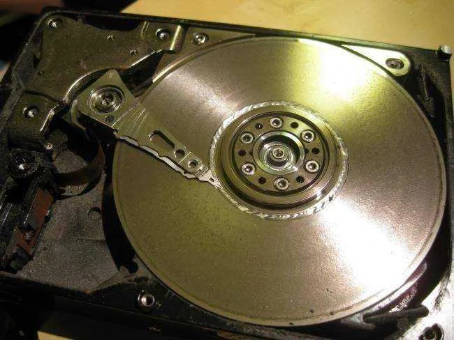 hard-drive-head-damage.jpg.pagespeed.ce.j6PqSSiIst.webp
