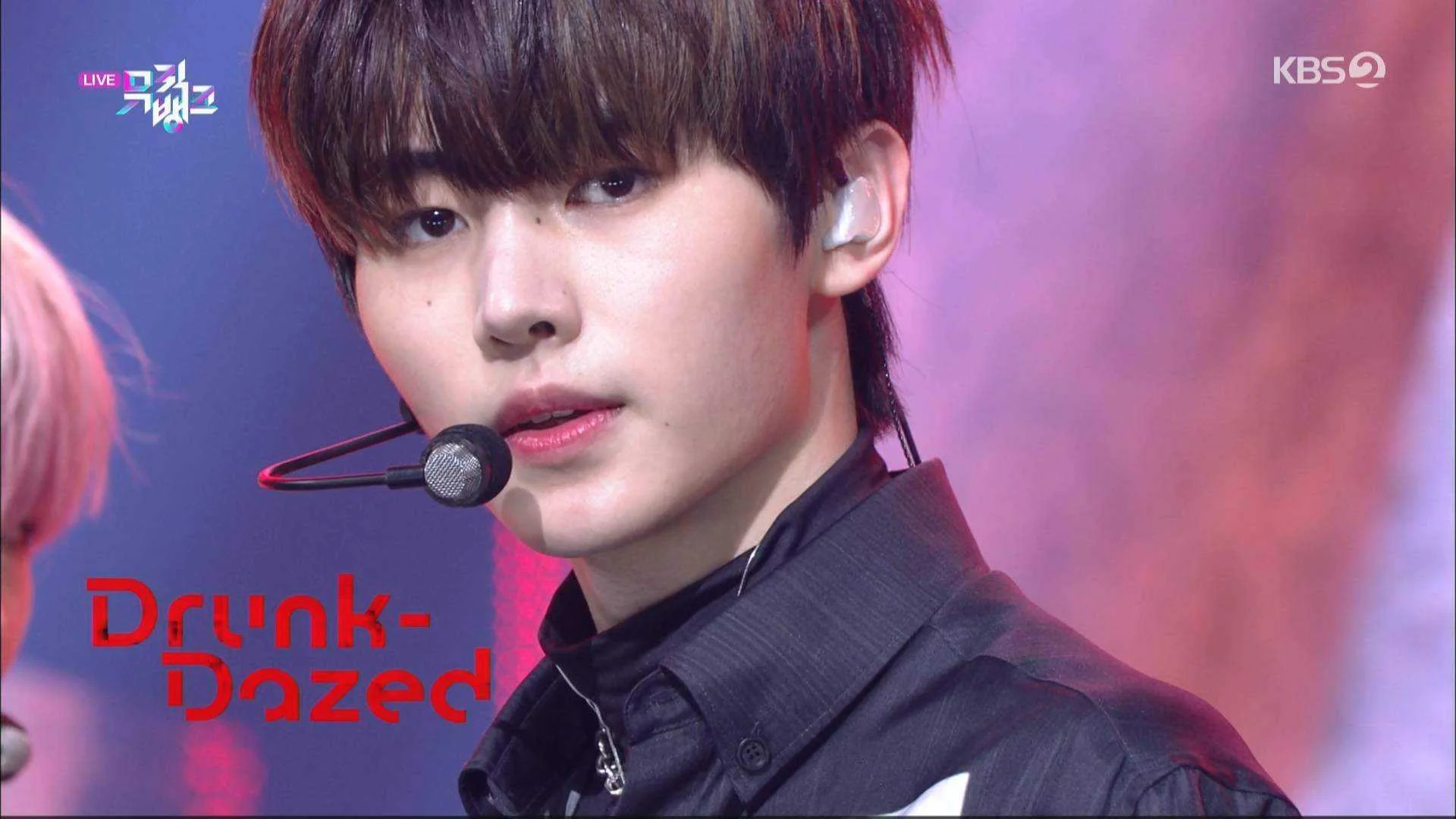 Music.Bank.E1073.210507.1080i.HDTV.MPEG2-JPS.ts_20210507_201407.816.webp