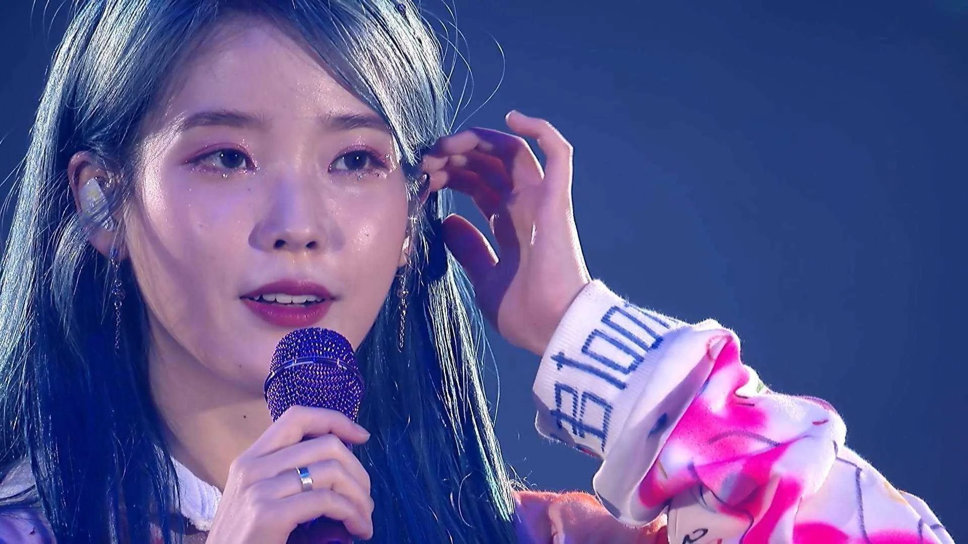 2019 IU Tour Concert ＜Love, poem＞ in Seoul Disc 1.mkv_20210507_204649.488.webp