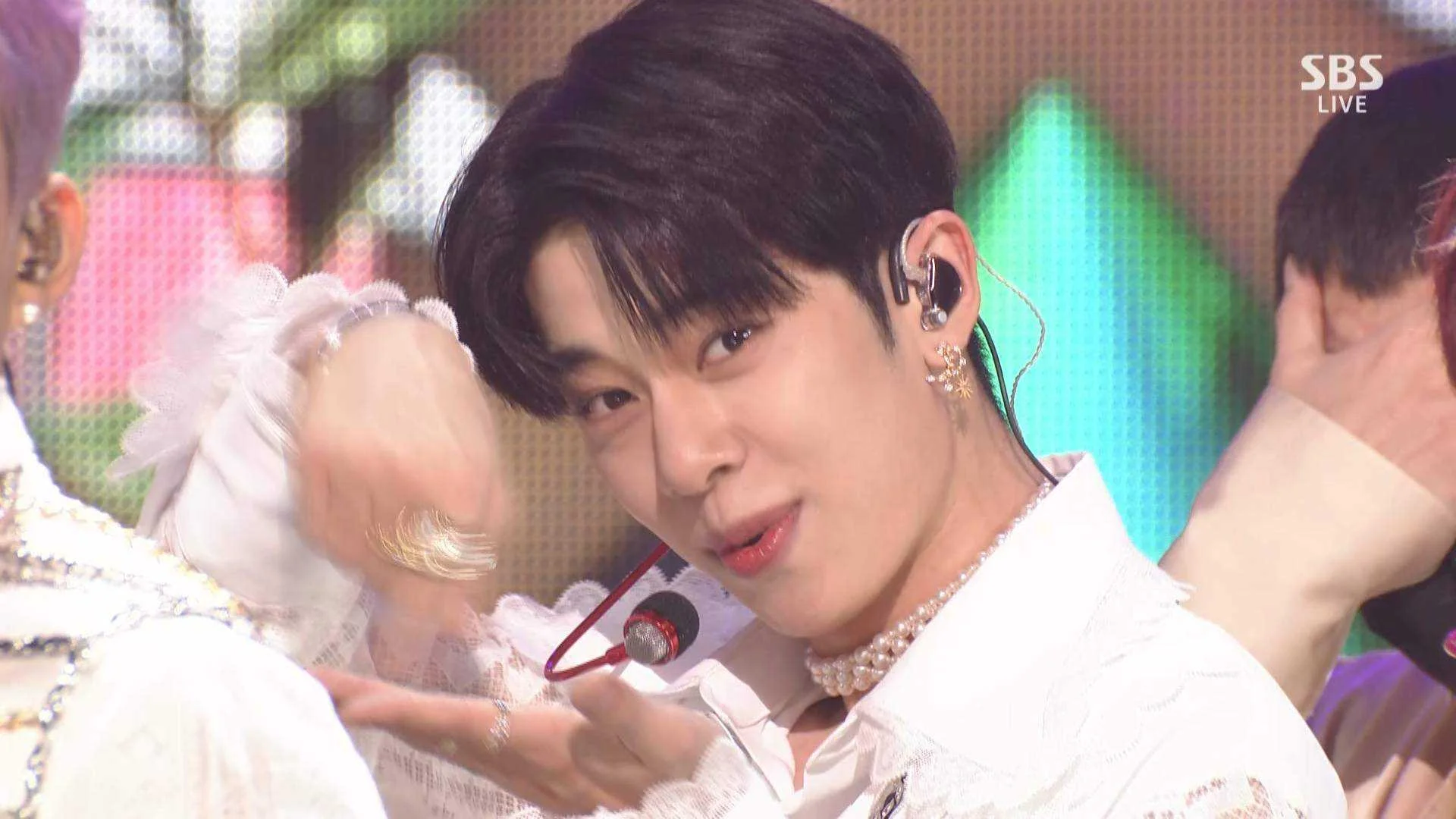 Inkigayo.E1092.210509.1080i.IPTV.H264-JPS.ts_20210509_184350.042.webp