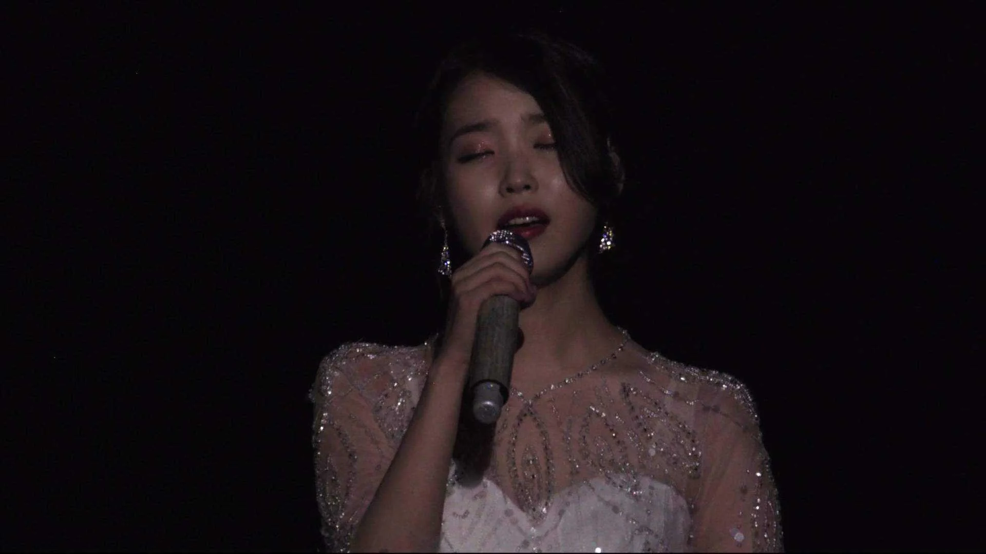 2019 IU 10Year Anniversary Tour Concert dlwlrma.mkv_20210510_143941.011.webp