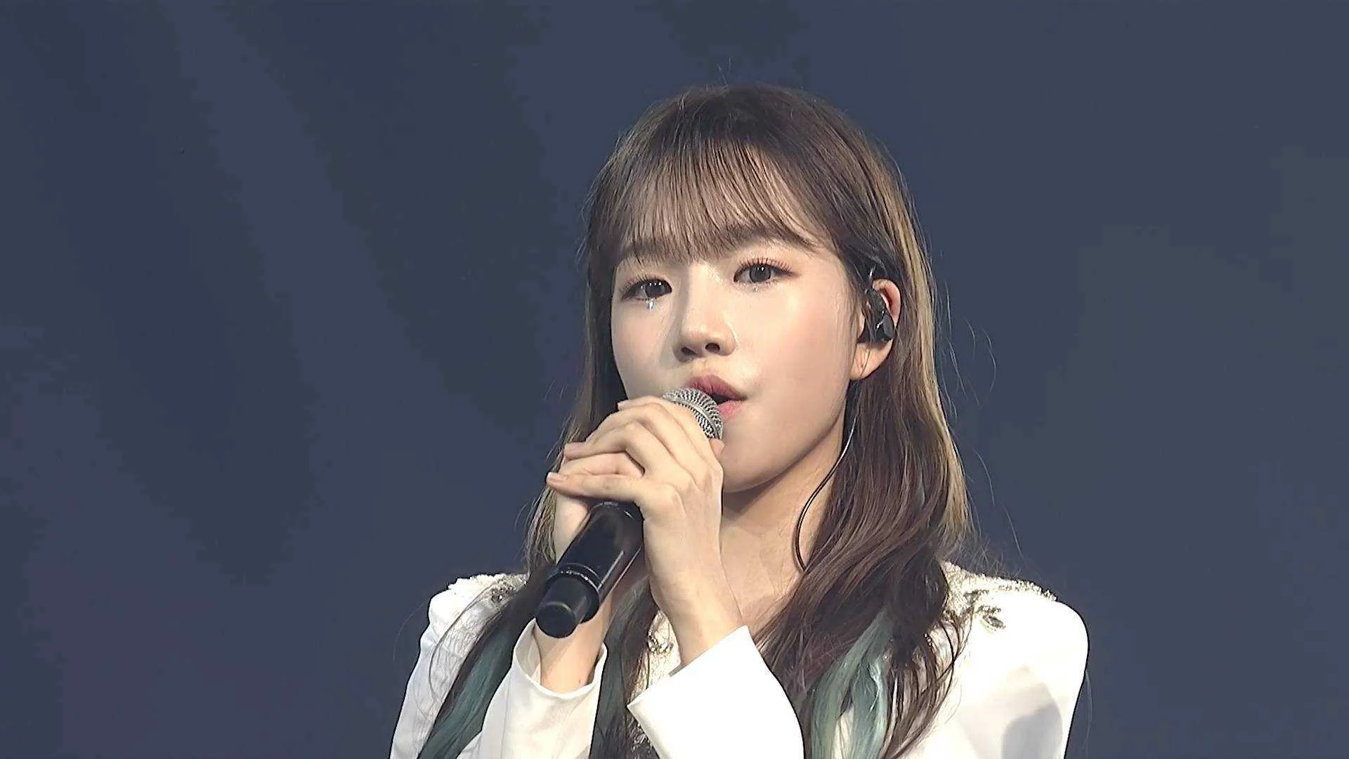 IZONE 1ST CONCERT IN SEOUL [EYES ON ME].mp4_20210512_190155.714.webp