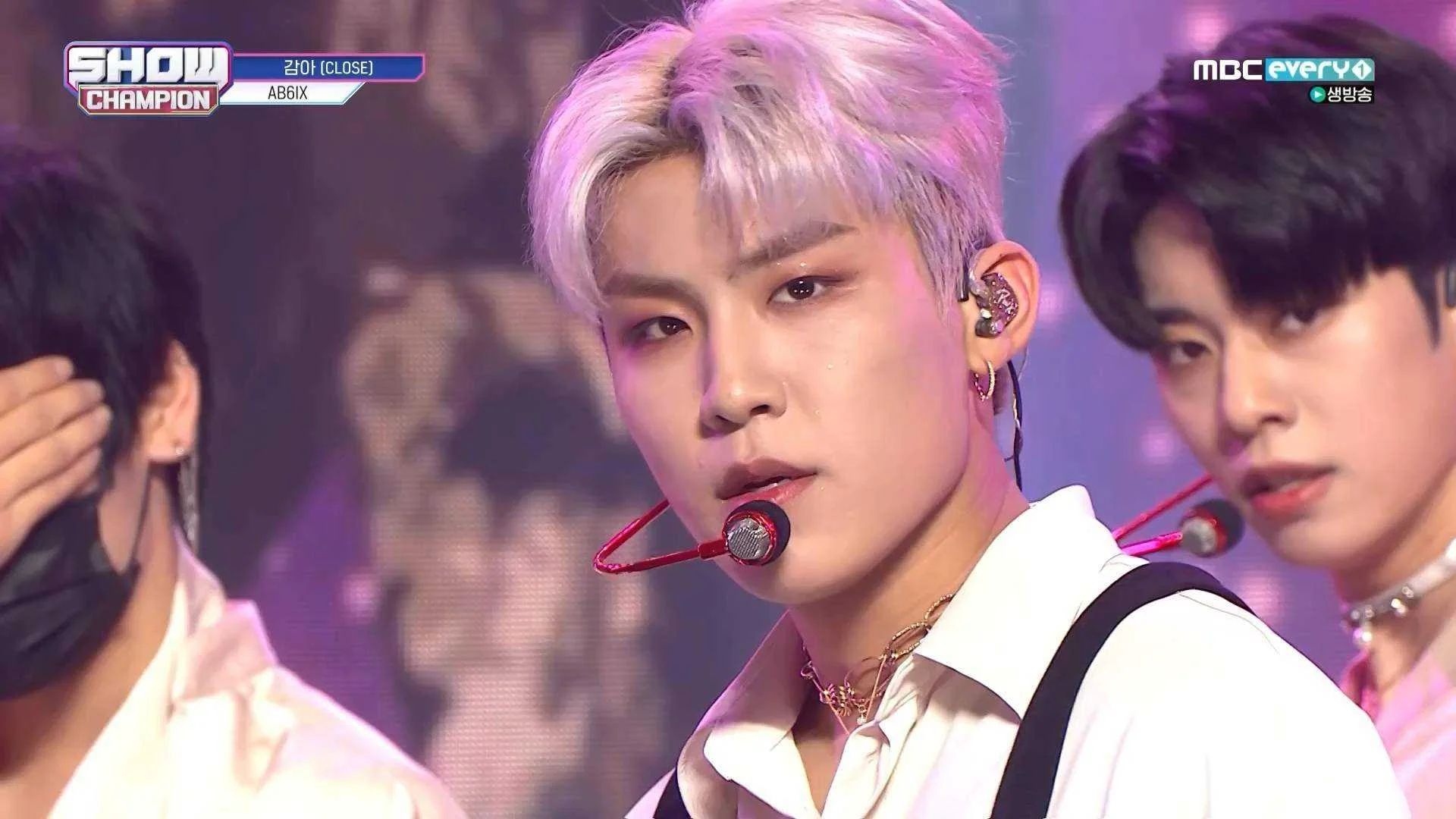 210512 MBC every1 Show Champion E393 1080p.H264.AAC-WJ.ts_20210513_110237.620.webp