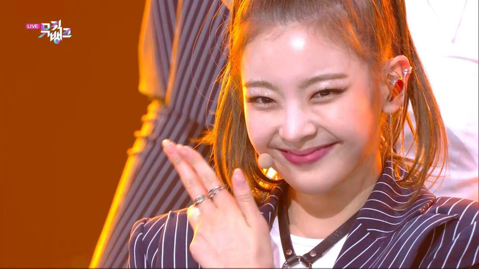 Music.Bank.E1074.210514.1080i.IPTV.H264-JPS.ts_20210514_201140.585.webp