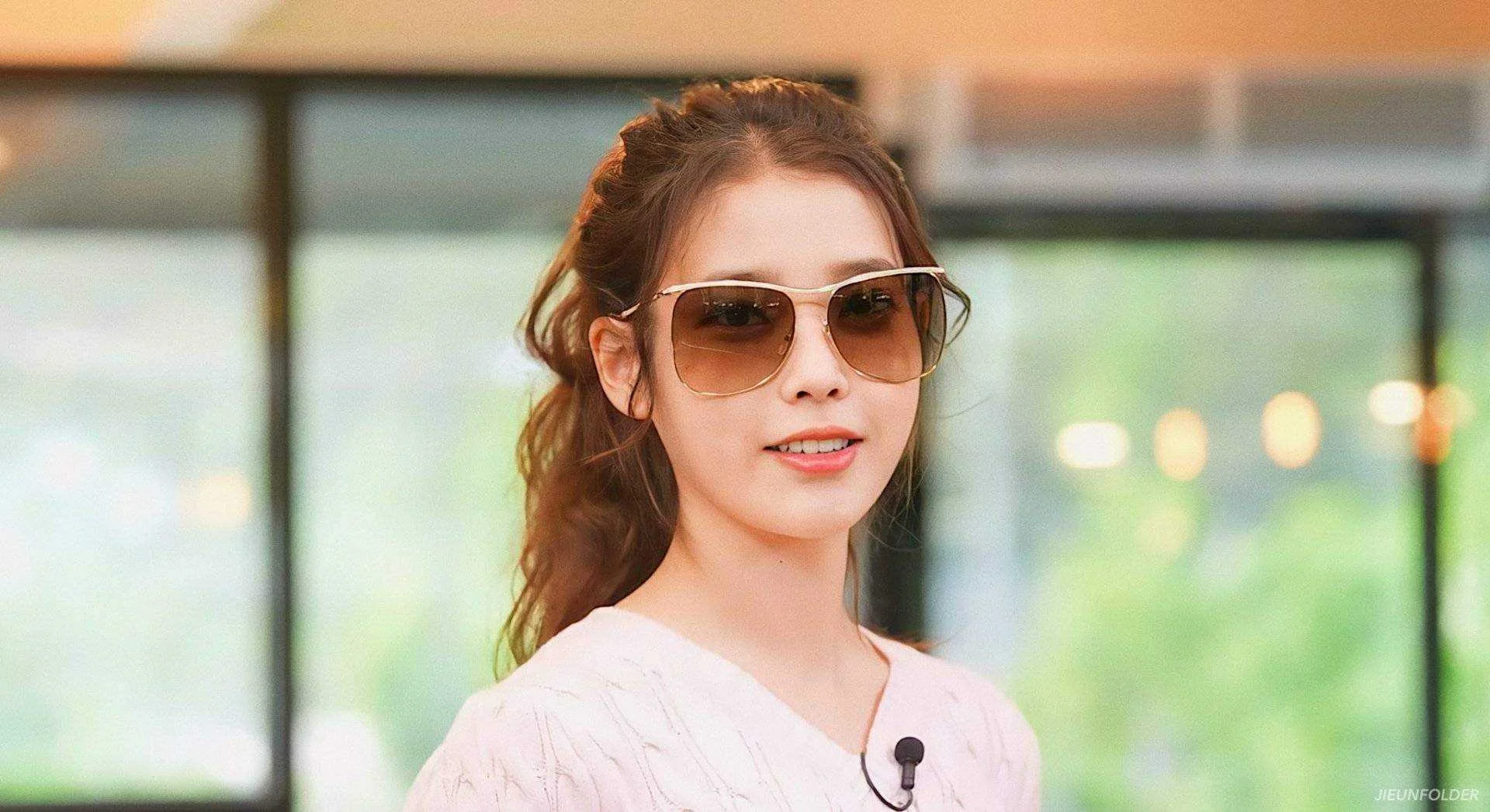 IU WITH HER SUNGLASSES