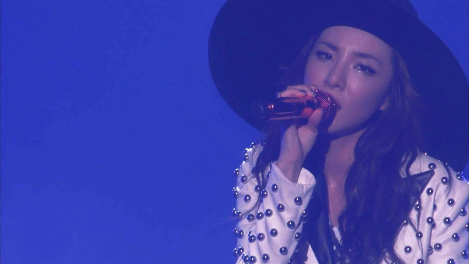 2ne1 - 2014 2ne1 World Tour - All Or Nothing In Japan-1.mkv_20210623_180007.951.webp