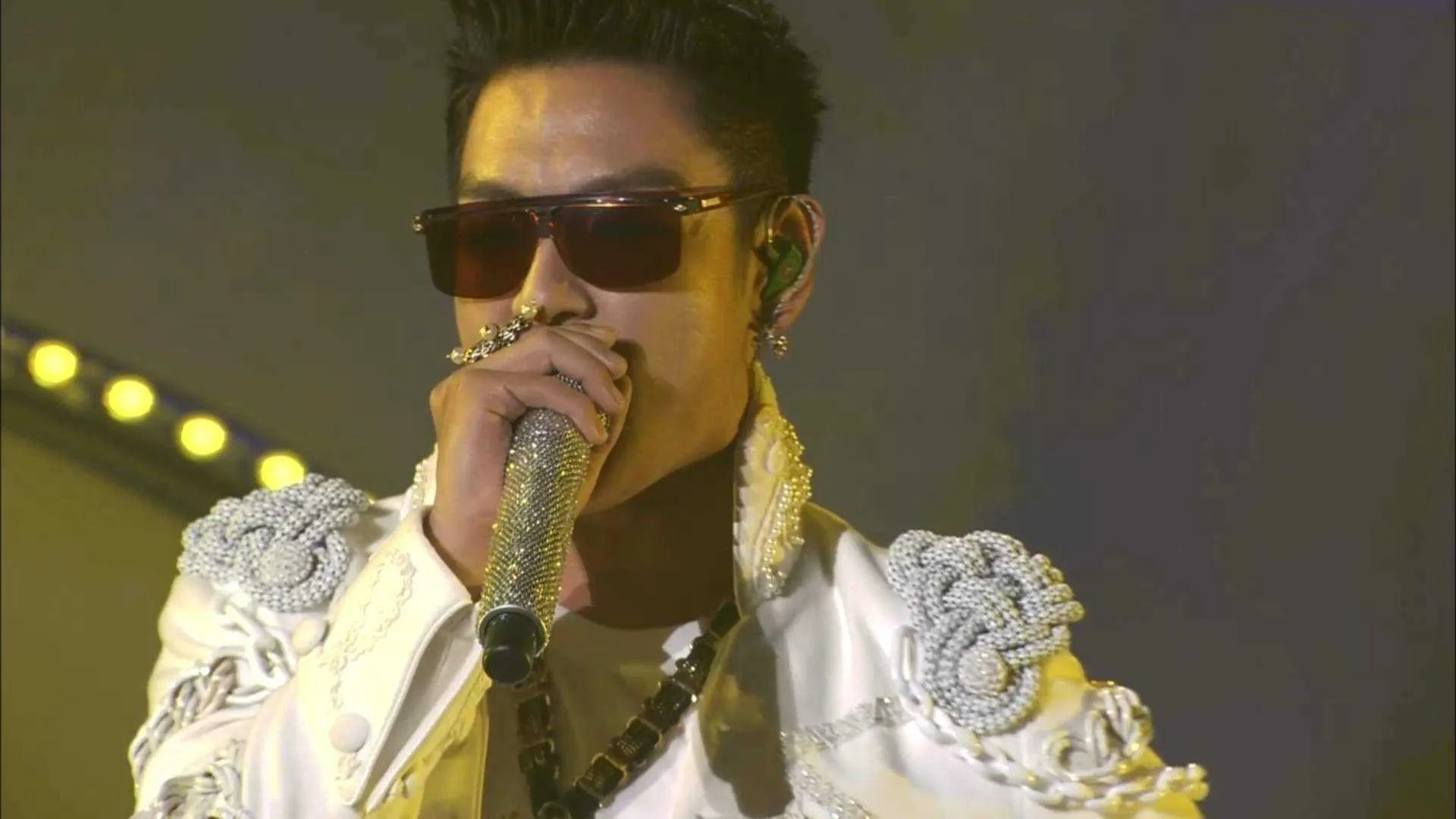 BIGBANG ALIVE TOUR 2012 IN JAPAN SPECIAL FINAL IN DOME.mkv_20210710_100506.339.webp