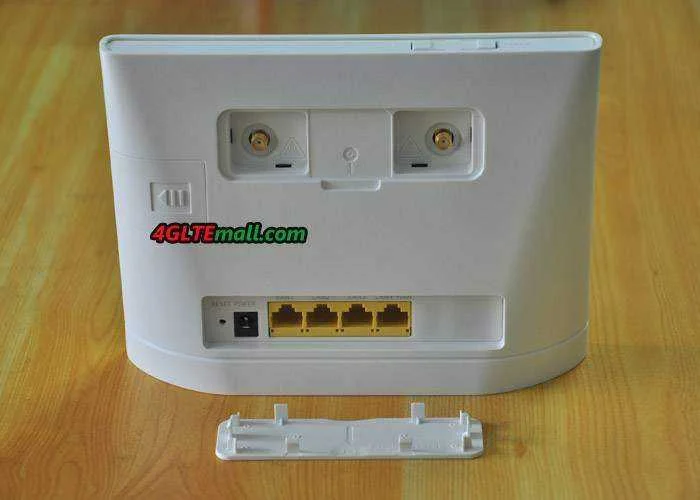 Huawei_B315s-936_antenna_connectors.webp