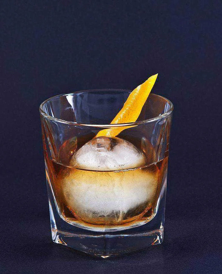729px-Whiskey_Old_Fashioned1.webp
