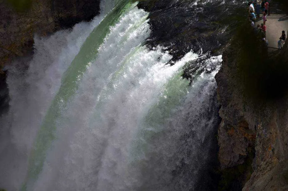 yellowstone-falls-zoom-940x624.webp