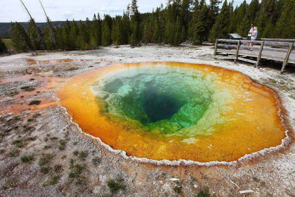 morning-glory-yellowstone-940x626.webp