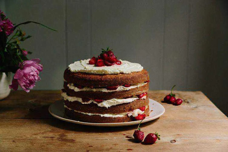 c-b37e-dc5d2a32dc61--strawberry_cake_yossy_arefi-9.webp