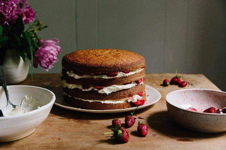 c-82ec-58b55a6528b8--strawberry_cake_yossy_arefi-8.webp