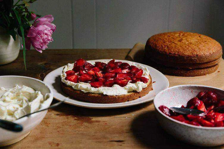 1-b286-a087a0df2ae0--strawberry_cake_yossy_arefi-7.webp