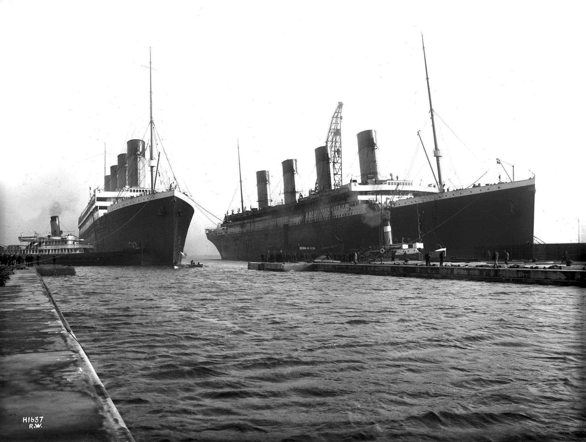 Olympic_and_Titanic.webp