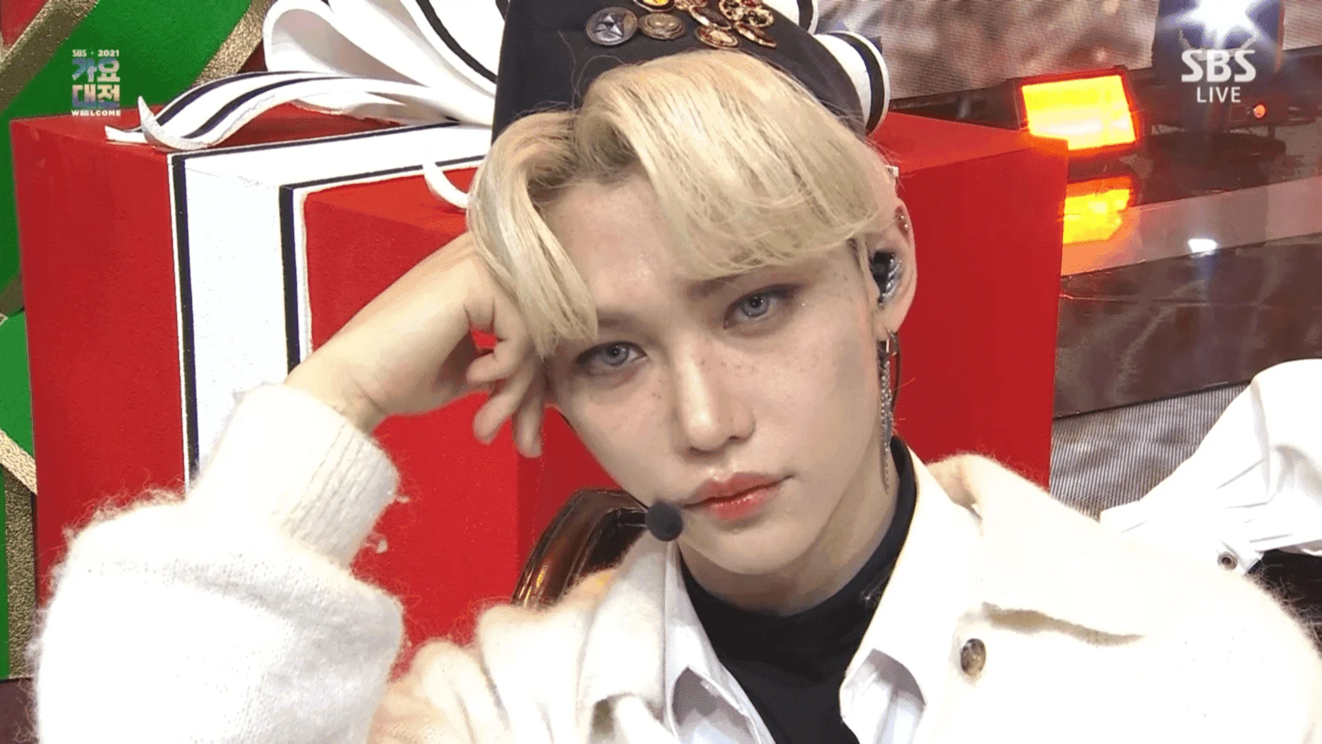 211225.2021 SBS 가요대전.1080i.IPTV.H264.AC3-kresbayyy.ts_20211230_211822.873.png