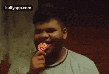 licking-lollipop-cute.gif
