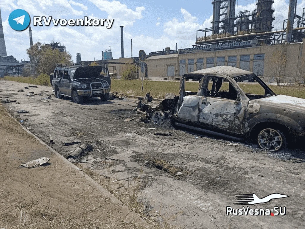 COLUMN OF UKRAINIAN FIGHTERS DESTROYED NEAR LISICHANSK OIL REFINERY (PHOTOS)