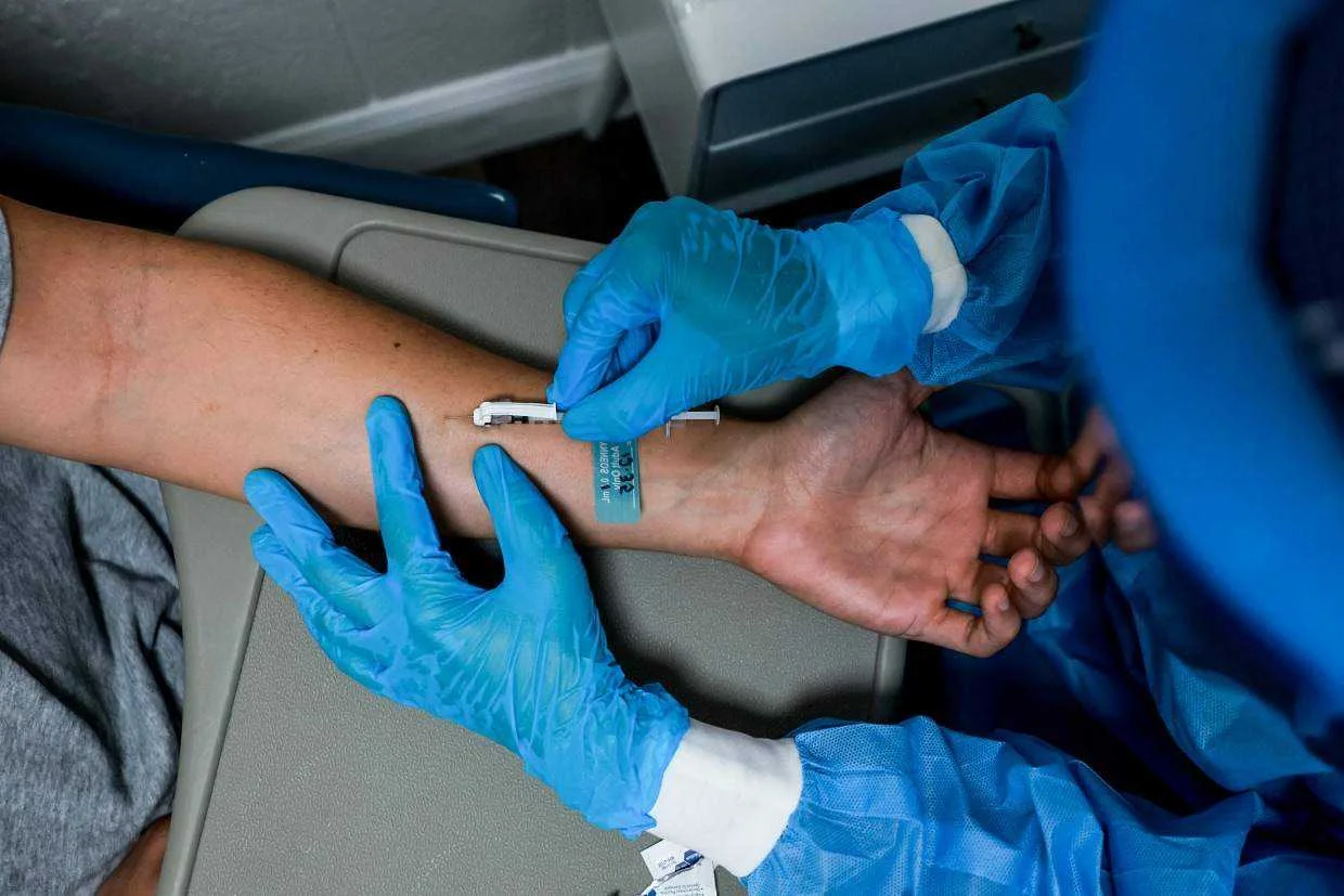Séx between men, not skin contact, is fueling monkeypox, new research suggests
