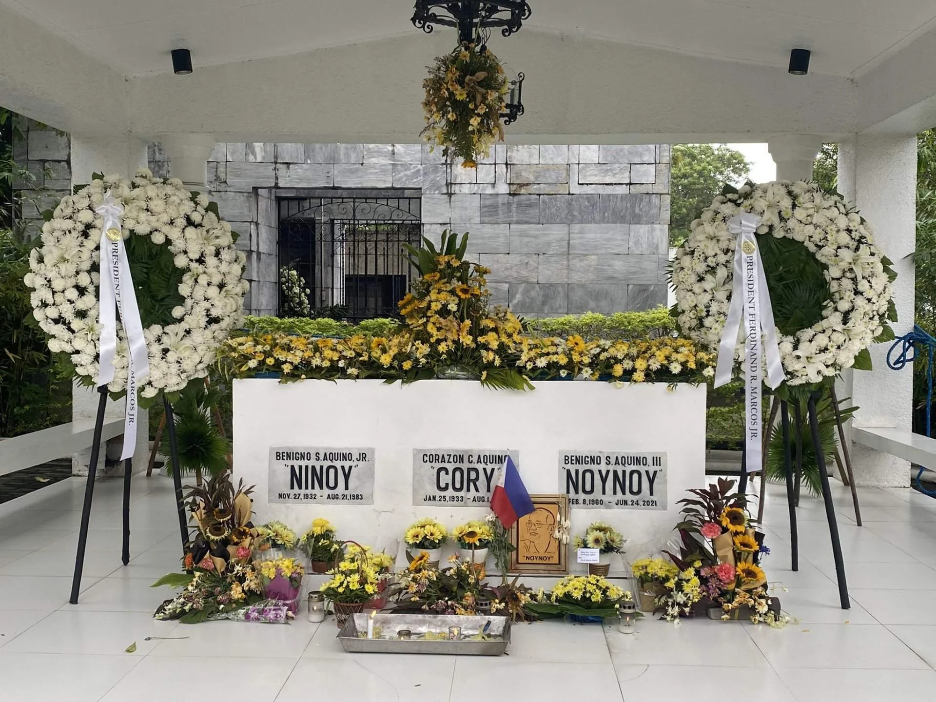 Nagpadala ng bulaklak si Pres. Bongbong Marcos sa Museleo ng pamilya Aquino sa Manila Memorial Park