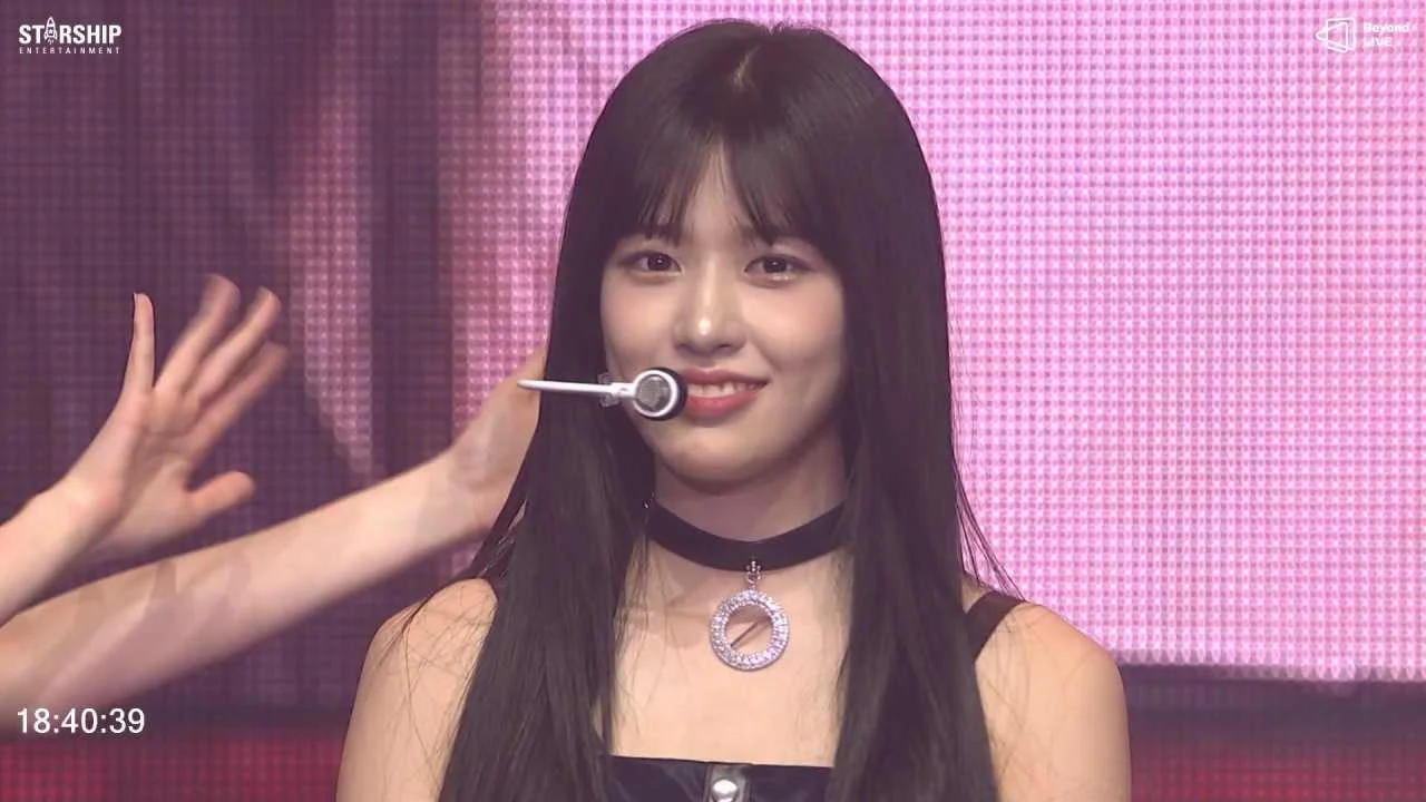 IVE THE FIRST FAN CONCERT - The Prom Queens.mp4_20230321_102711.344.webp