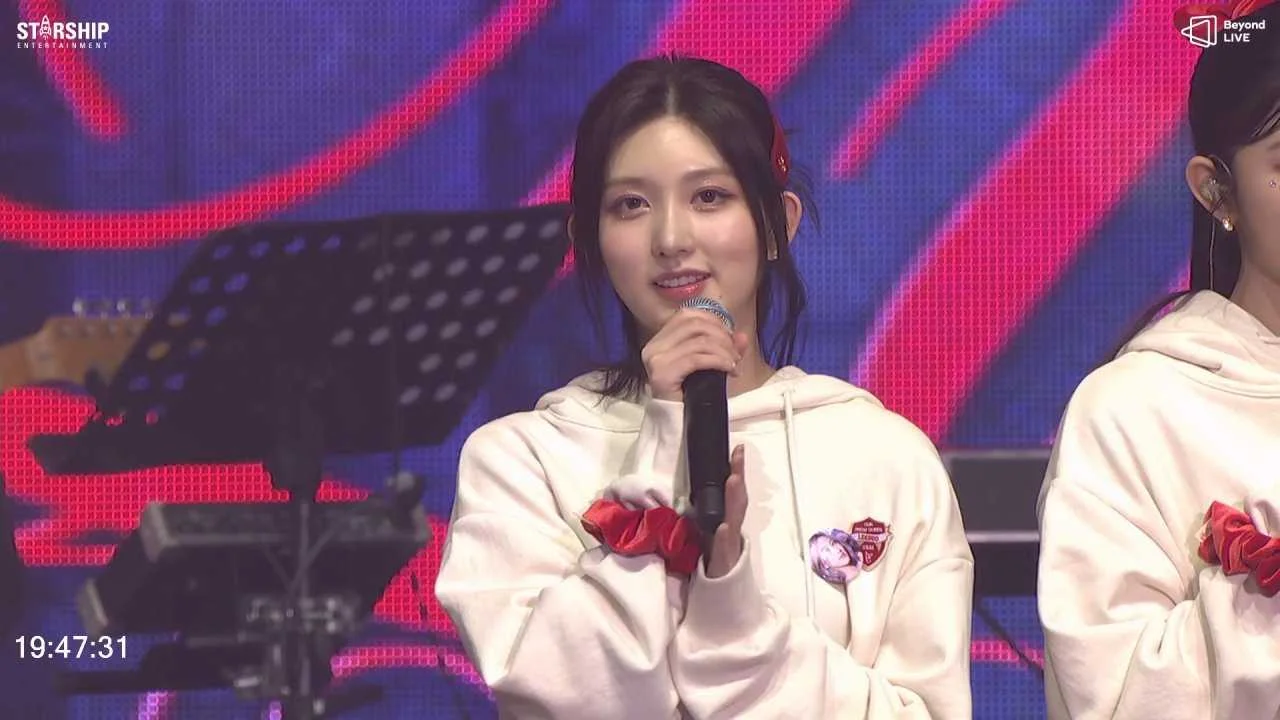 IVE THE FIRST FAN CONCERT - The Prom Queens.mp4_20230321_102854.417.webp