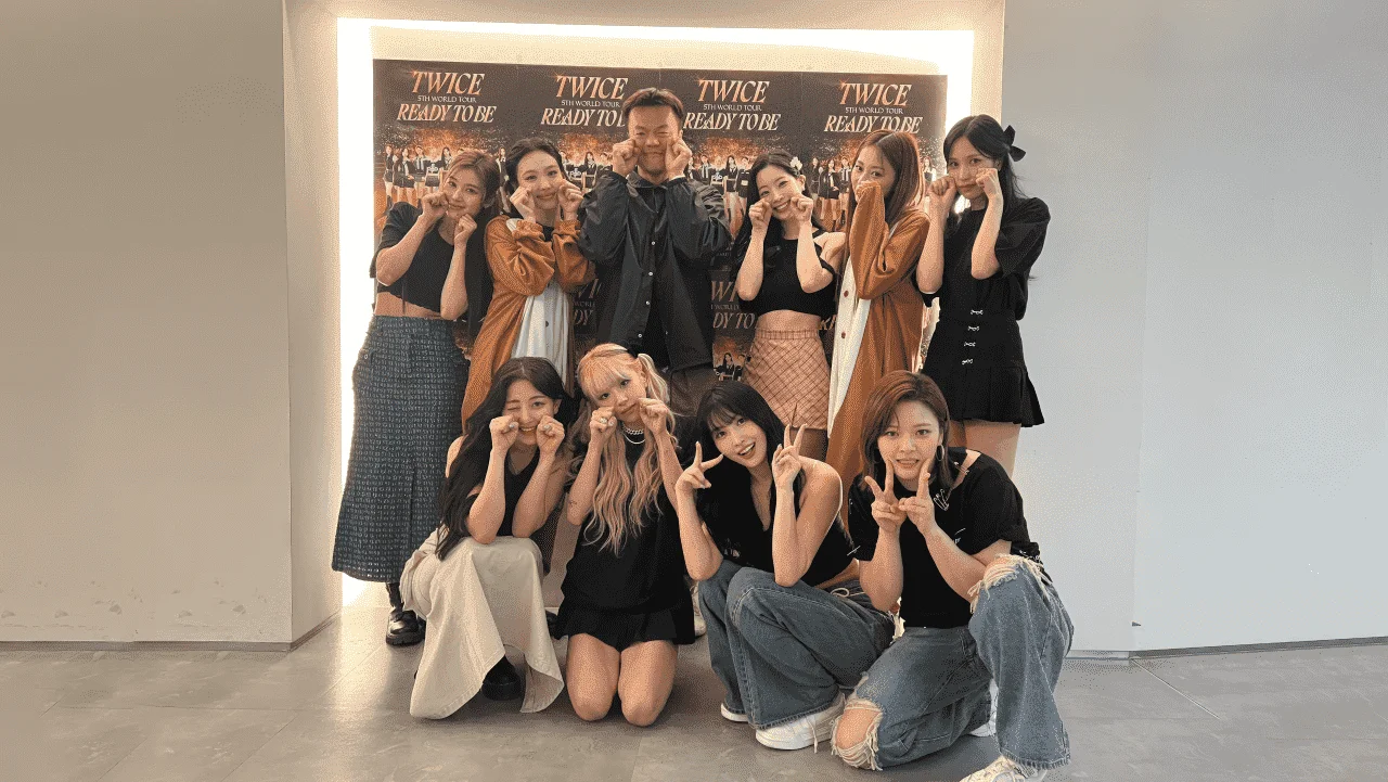 TWICE 5th World Tour - READY TO BE Group Picture