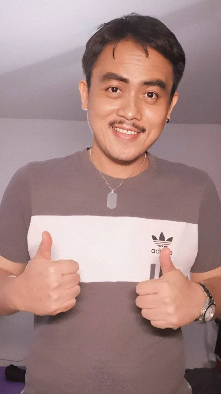 Rod Maceda handsome thumbs up.webp