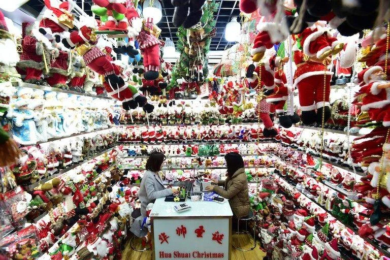 64106ffbbfec1c778a554c3297054e54.Yiwu-Christmas-Market-scaled.webp