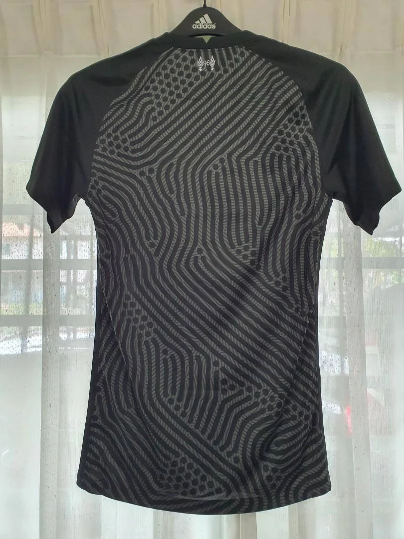 nike_lfc_goalkeeper_kit_1641621526_386ee3d7_progressive.webp