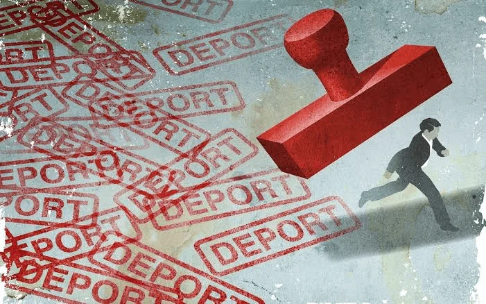Philippines deports 165 suspected scammers to China