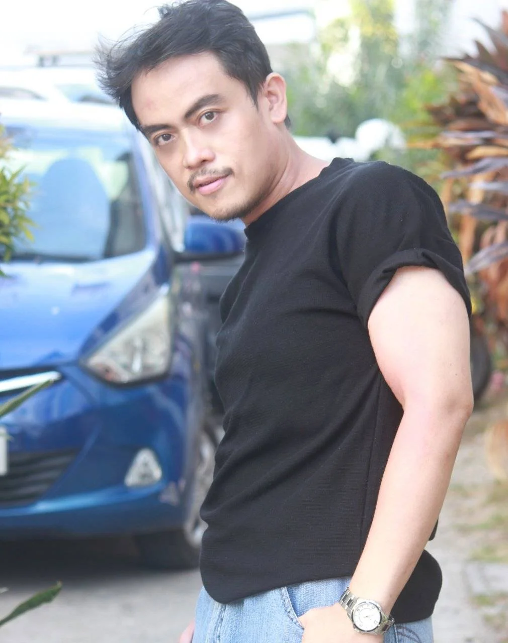 Rod Maceda in black shirt and blue jeans.webp