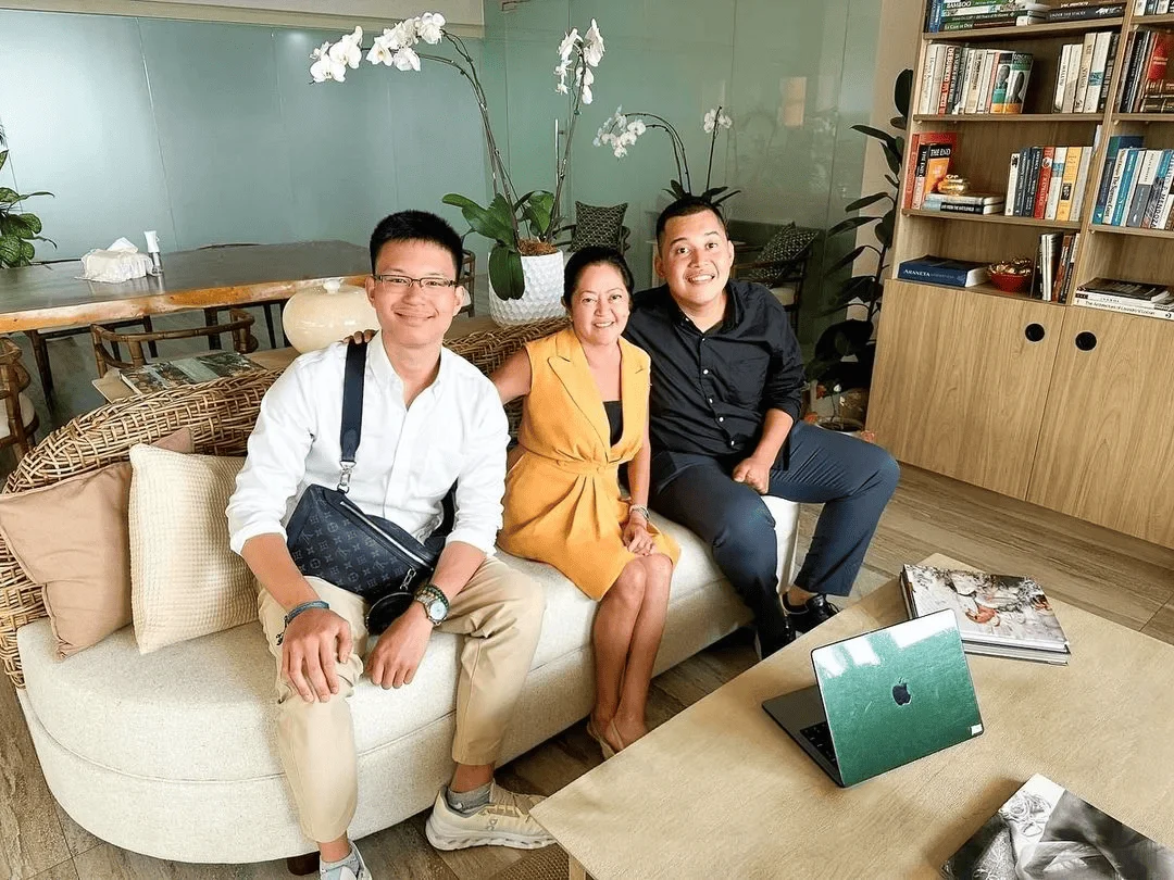 Aquinos thanked First Lady for 'help in travel arrangements'