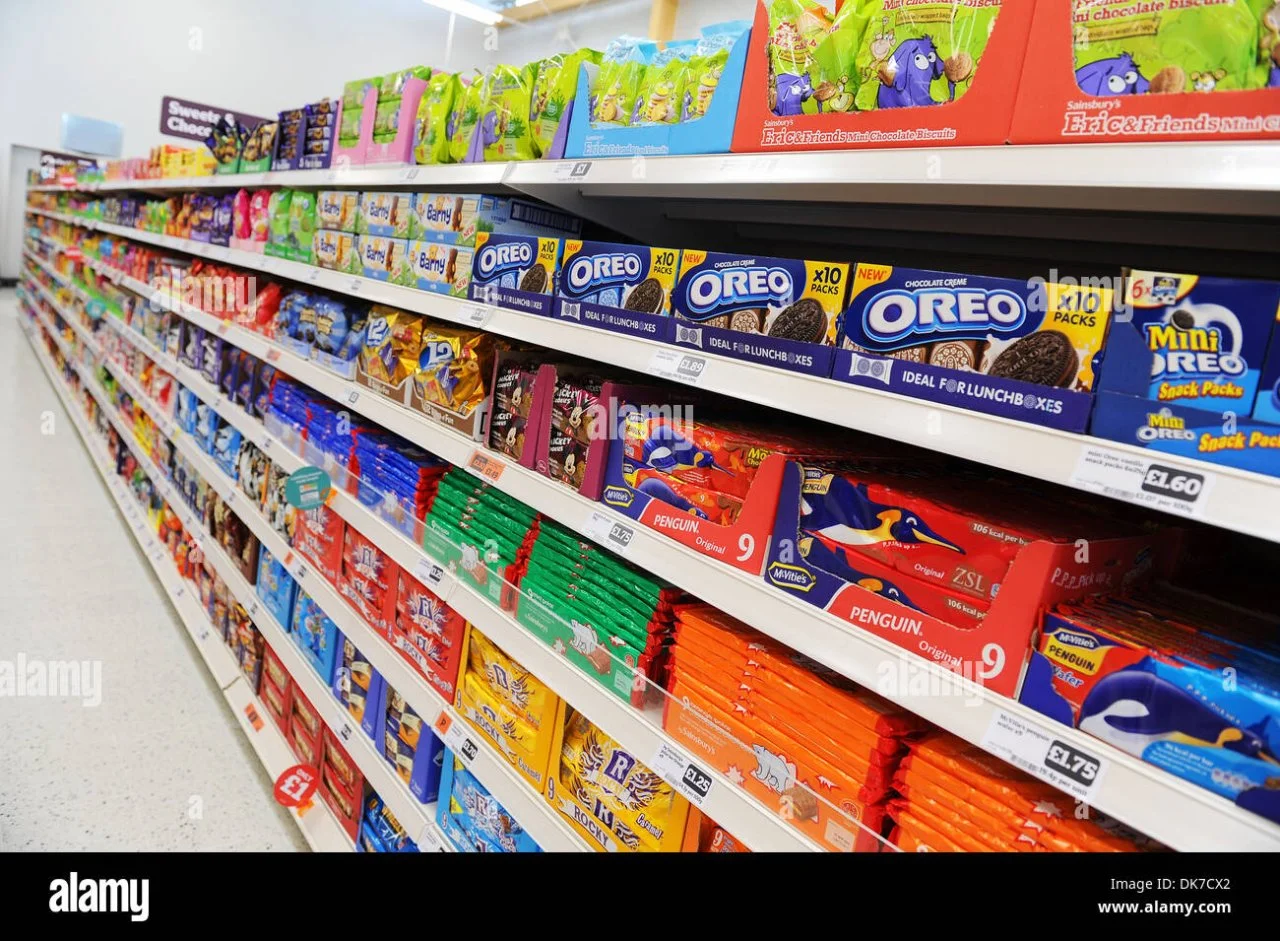 supermarket-interior-showing-selection-of-chocolate-biscuits-britain-DK7CX2.webp