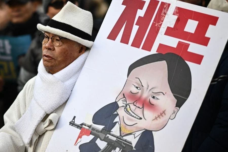 yoon-suk-yeol-placard-cartoon_2025-01-04_10-14-36.jpg