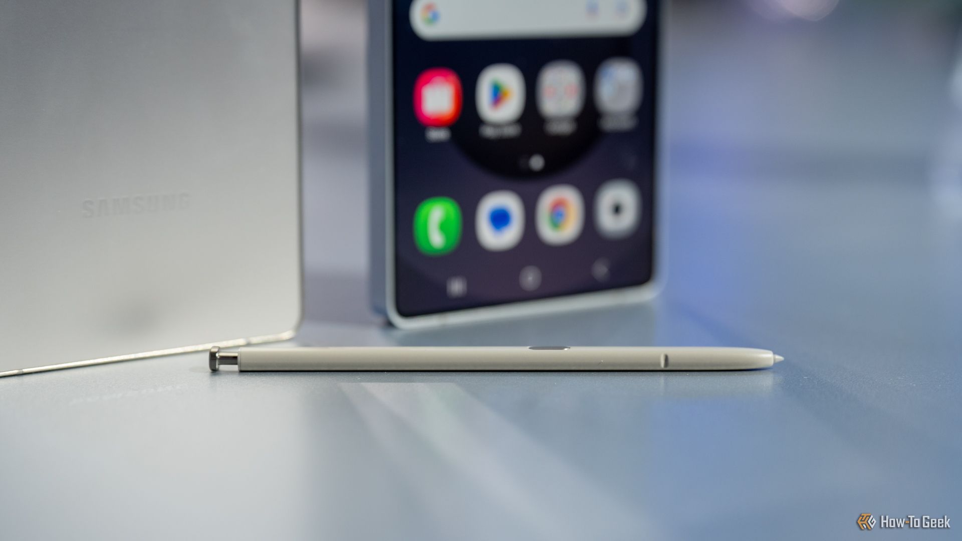 samsung-galaxy-s25-ultra-s-pen-laying-on-a-table.jpg