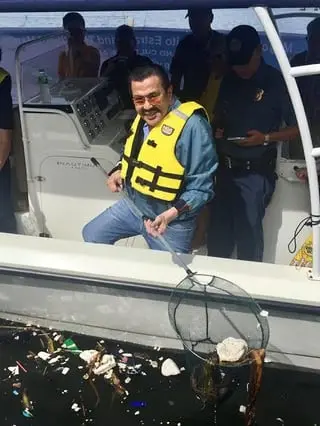 remember-when-erap-staged-a-cleanup-in-manila-bay-v0-ain9y4c3i6sd1.webp