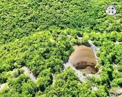 Philippine - SINKHOLE DISCOVERED IN TABOGON, CEBU After two weeks of the  6.9-magnitude earthquake that struck northern Cebu, a sinkhole was  discovered in Sitio Manaybanay, Barangay Maslog, Tabogon. The Tabogon  MDRRMO confirmed