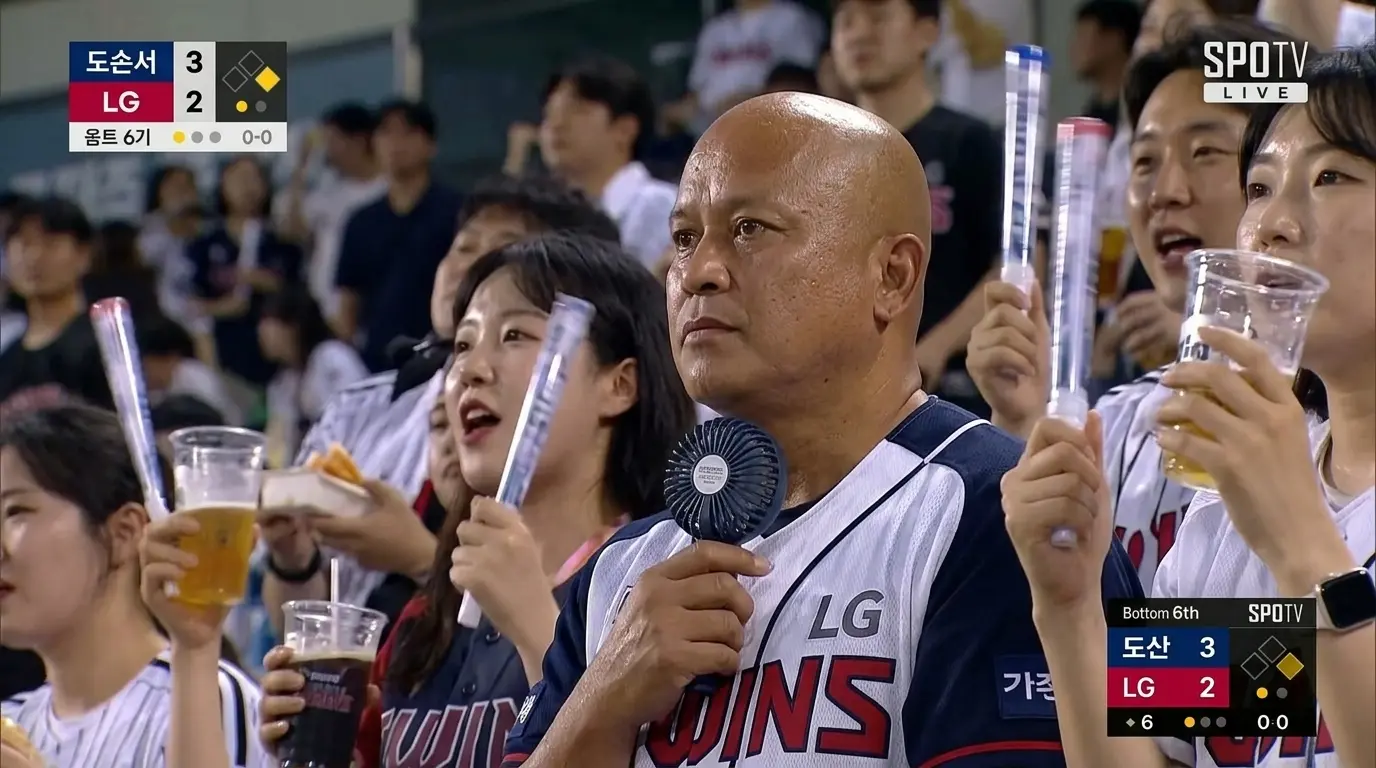 Spectator_watching_game_broadcast_202605191540.webp