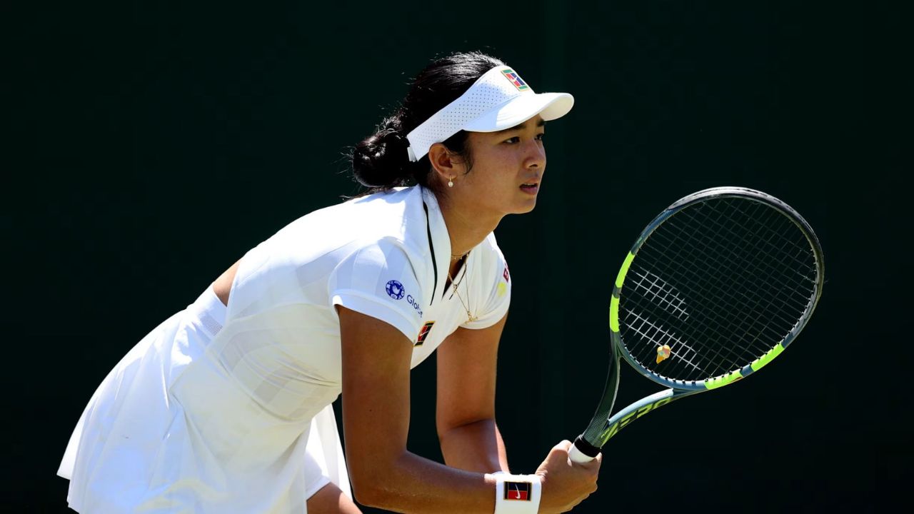Alexander Eala beats Iga Świątek to reach Wimbledon fourth round