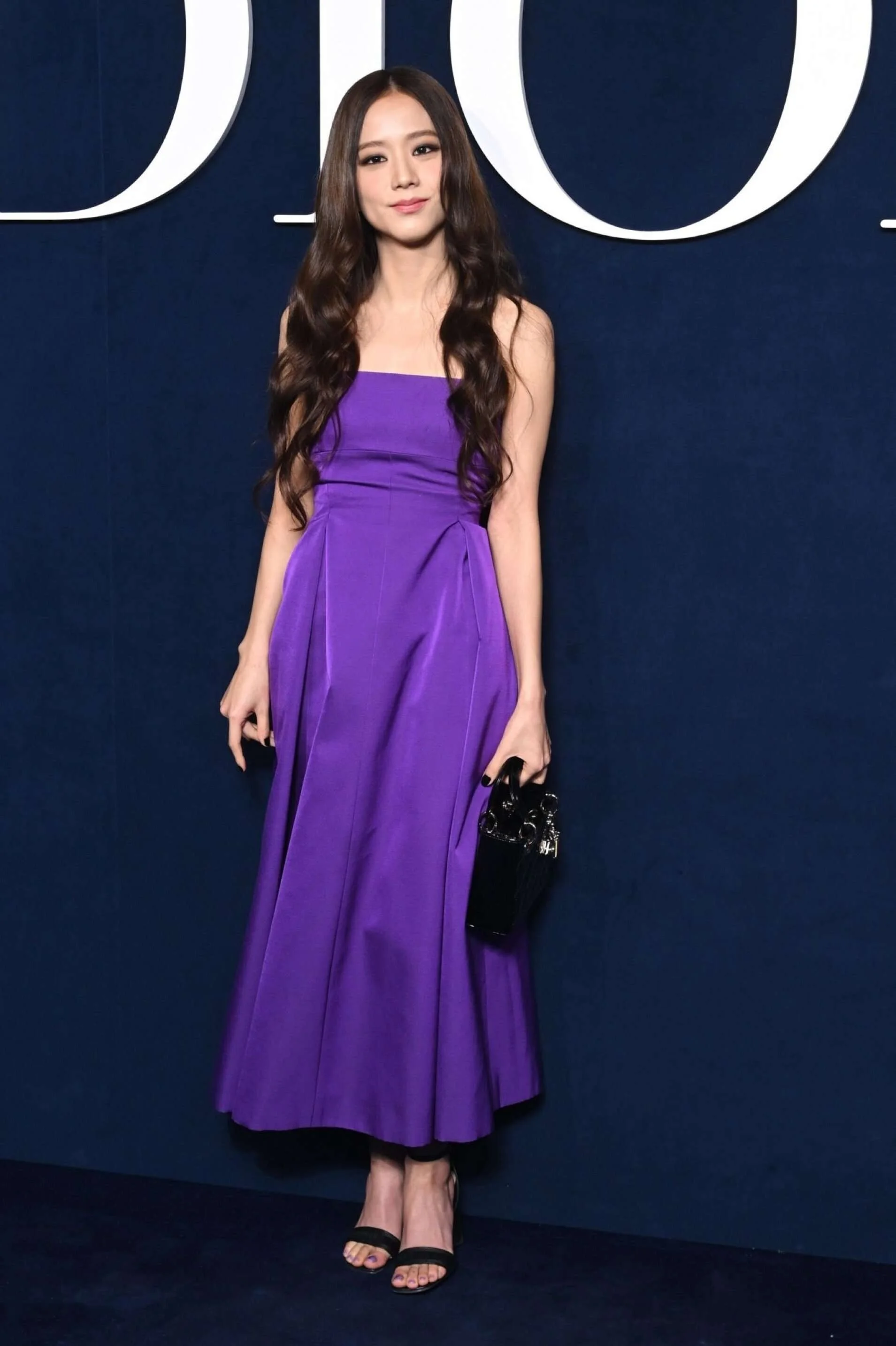 230228-JISOO-DIOR-Women-s-F-W-2023-24-Fashion-Show-at-Paris-Fashion-Week-documents-3(1).jpeg
