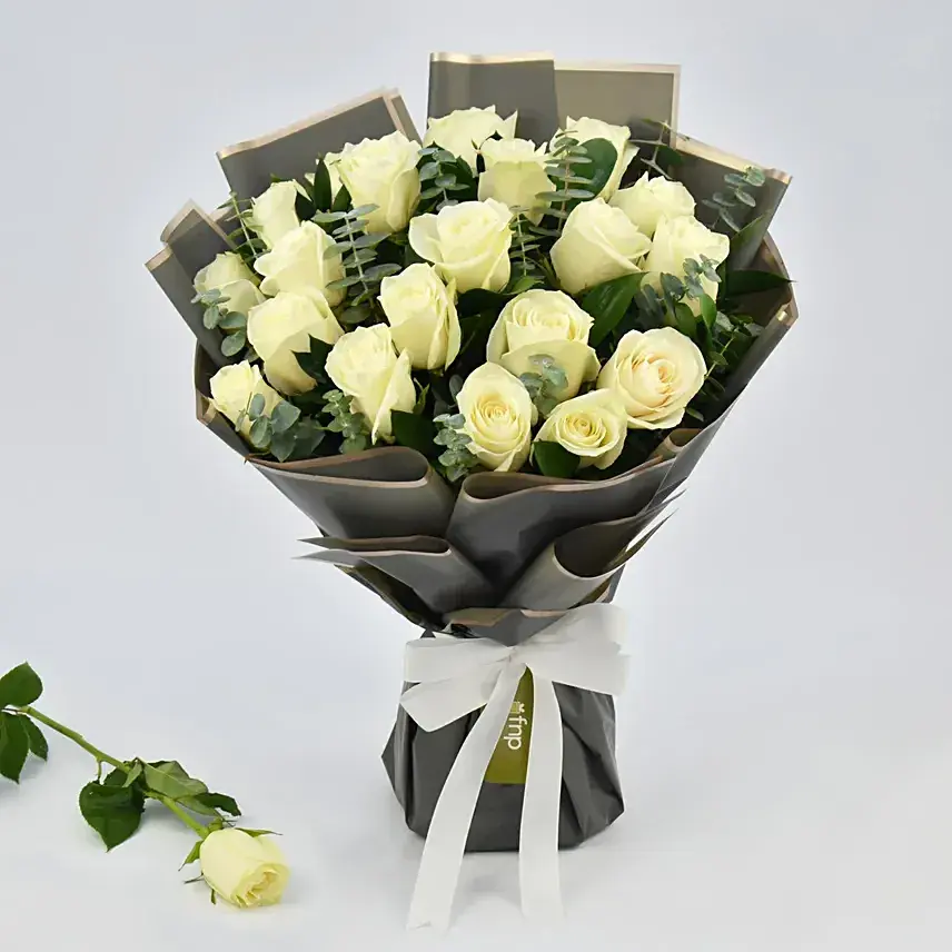 serene-20-white-rose-bouquet_4.webp
