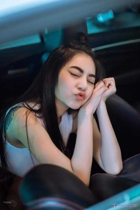 Wacky Pinay Pose