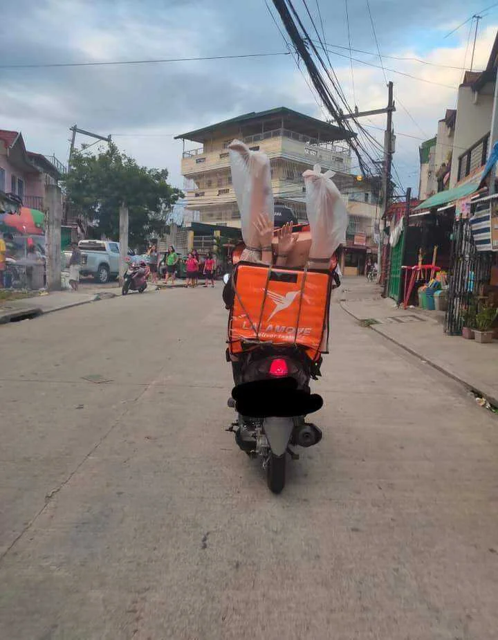 Ano kaya laman ng i de deliver nya